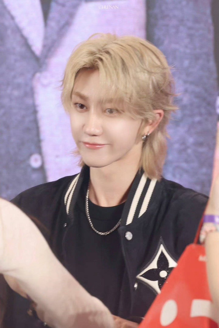 徐明浩巴塞尔艺术展香港巴塞尔艺术展偶遇徐明浩 徐明浩一头金发现身巴塞尔艺术展，整