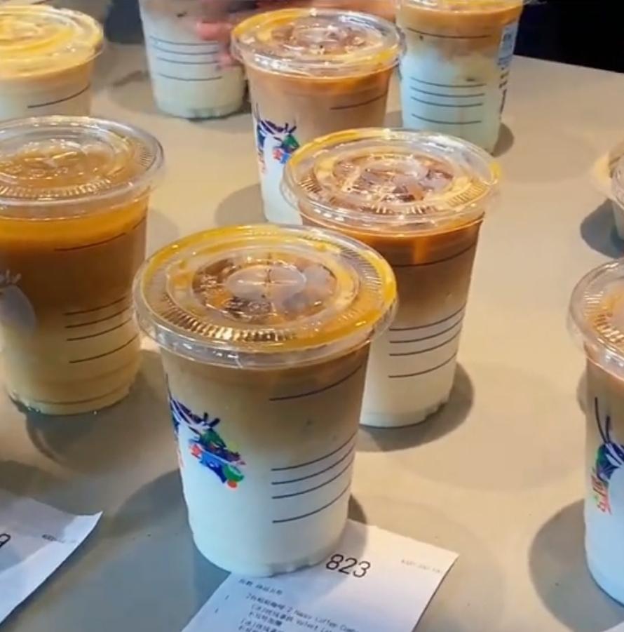 下单一杯标注容量为596ml的超大杯拿铁并选择“去冰”后，到手饮品仅勉强过半杯。