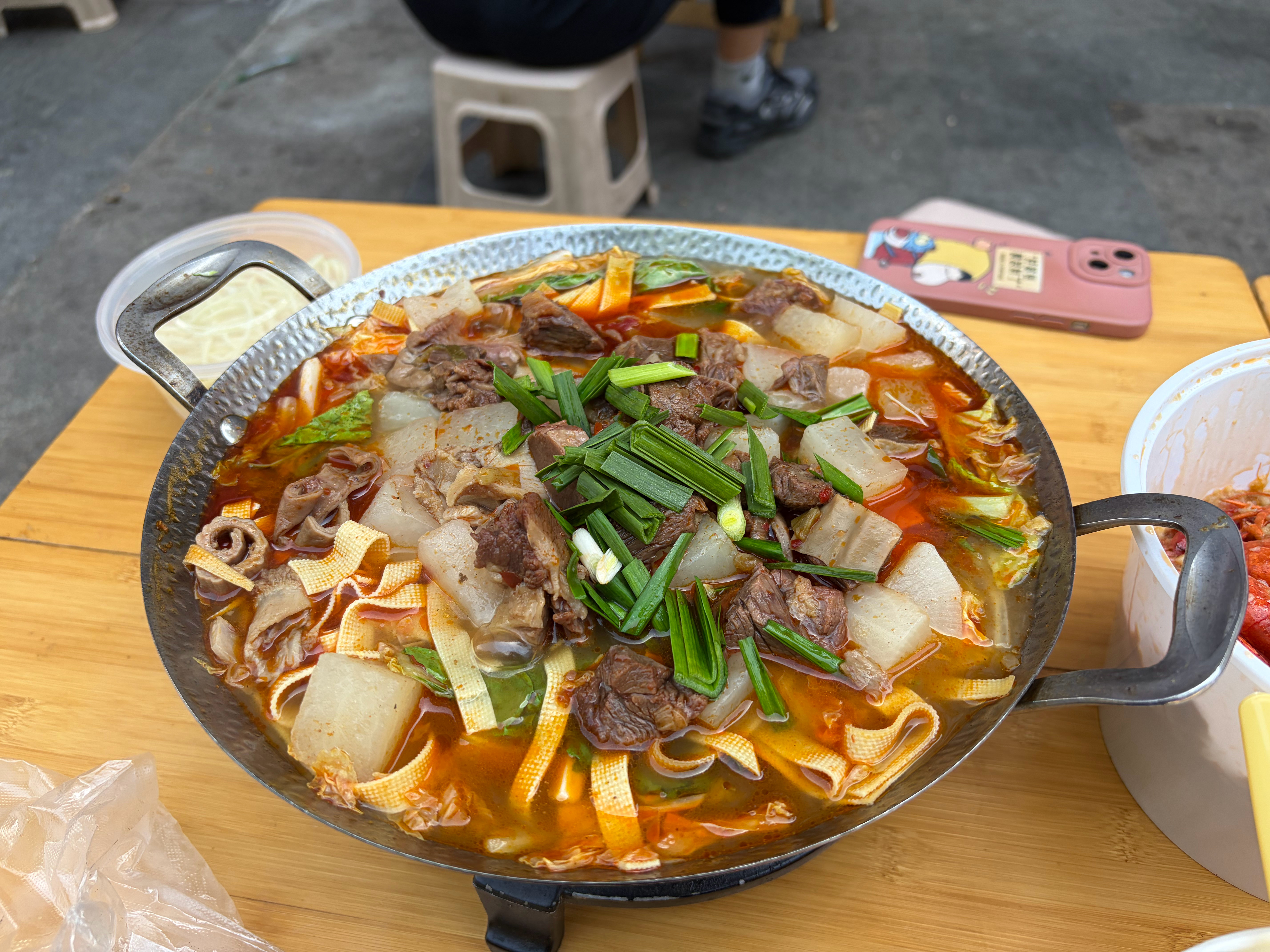 今天吃了很好吃的牛肉牛杂锅，隔壁还有卖小龙虾的，打包一个蒜蓉一个香辣过来一起吃。