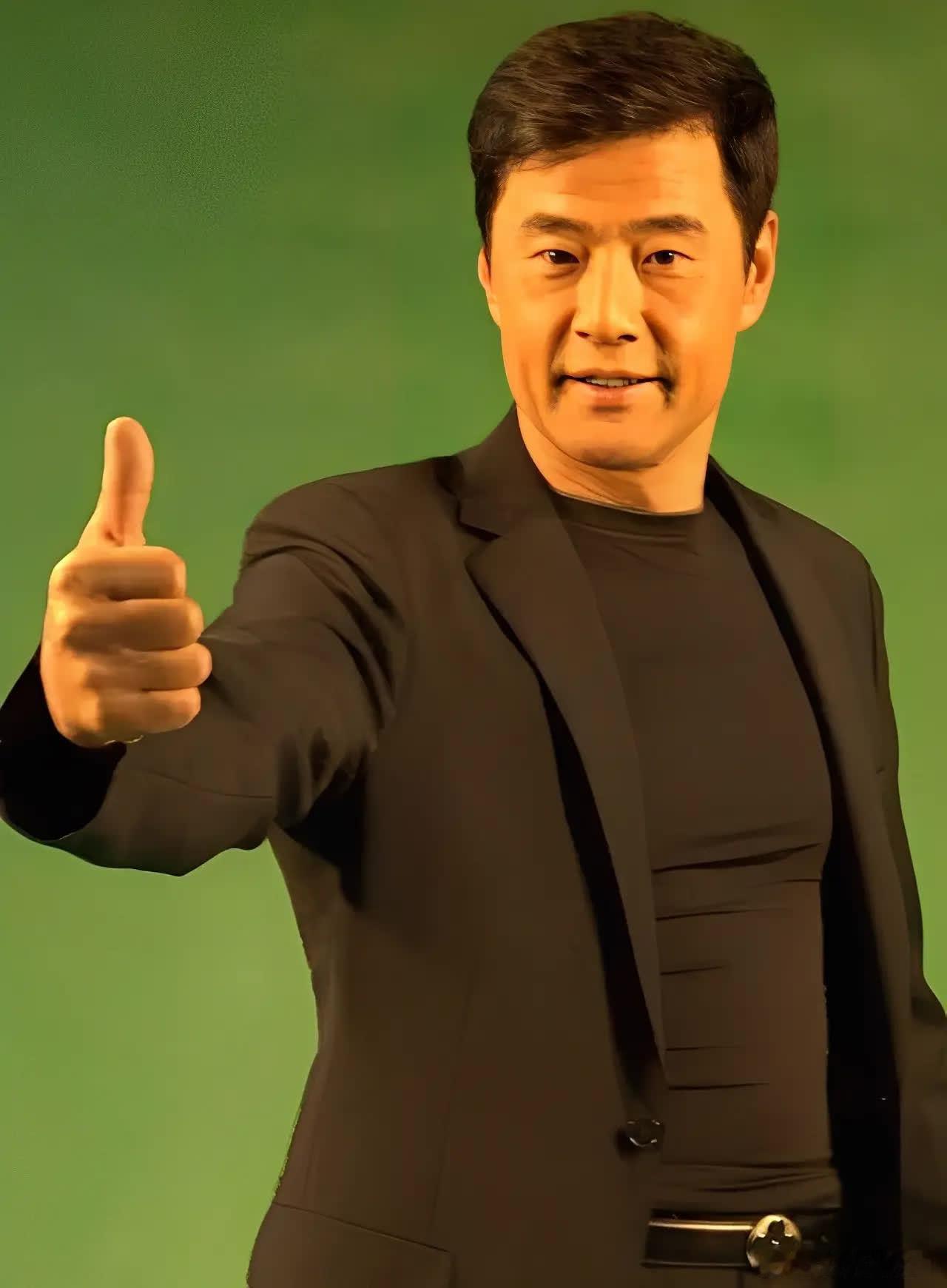 2003年，于荣光父亲被查出得了癌症，医生诊断最多活三个月，建议抓紧入院治疗。没