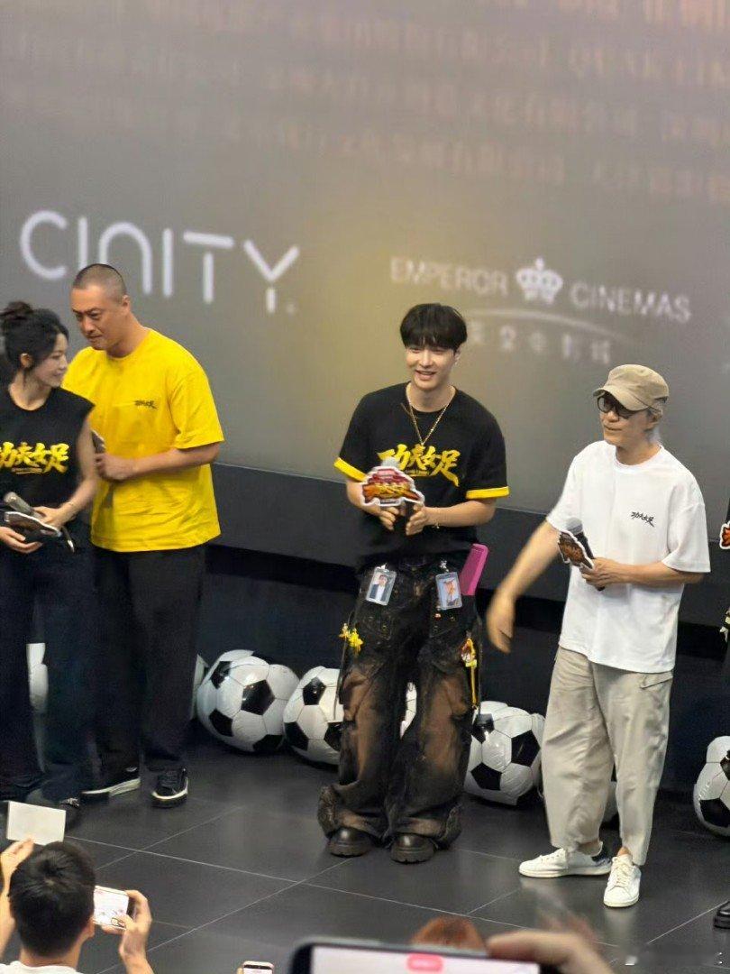 张艺兴裤子挂满周星驰周边张艺兴穿搭演我追线下 压力大的可以看看张艺兴的裤子，简直