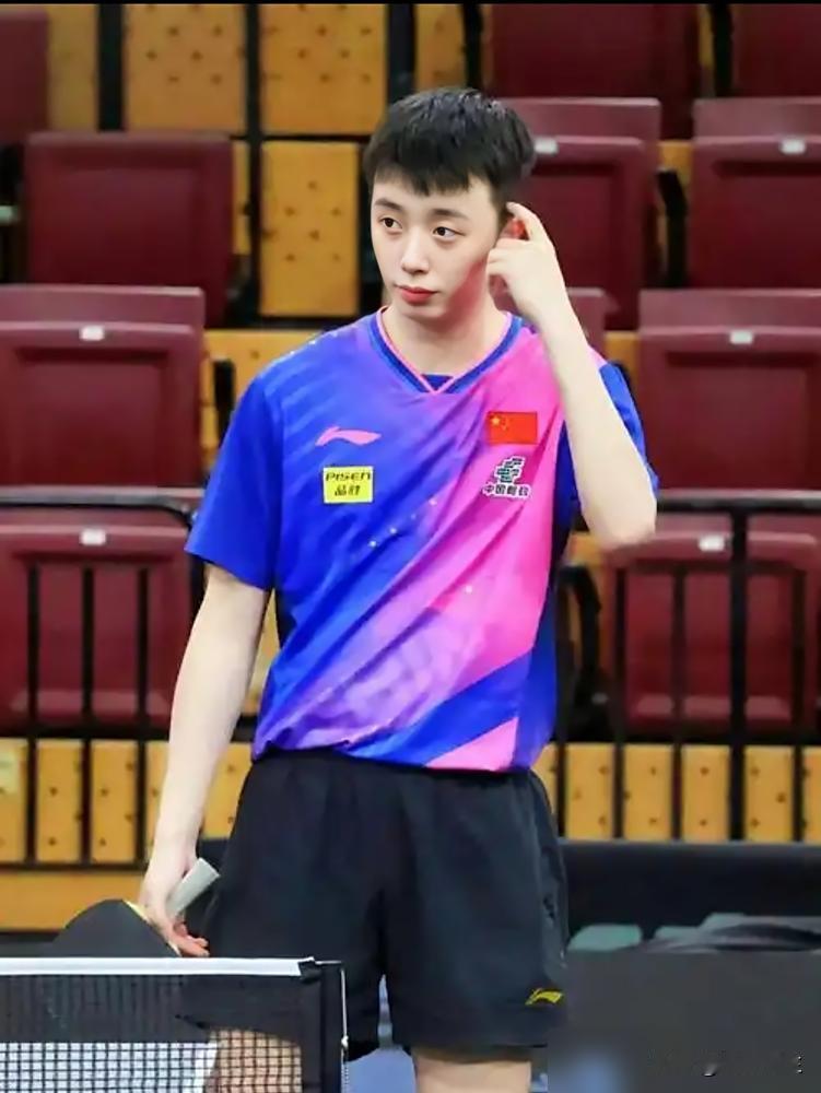 我劝你别信什么“努力就能追上天才”的鬼话。
看看国乒这两个05后，同样是打一个
