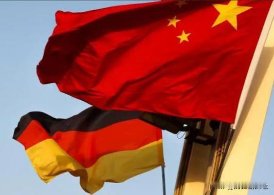 德国总理默茨的飞机还没到达中国，中国上千吨稀土已先抵达汉堡港，结果德国经济部立刻