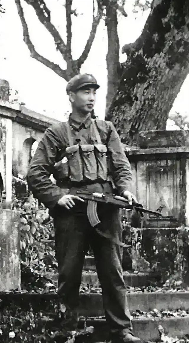 真的勇士，陈守全，福建古田人。1979年对越自卫反击战，他是第一个冲进并把红旗插