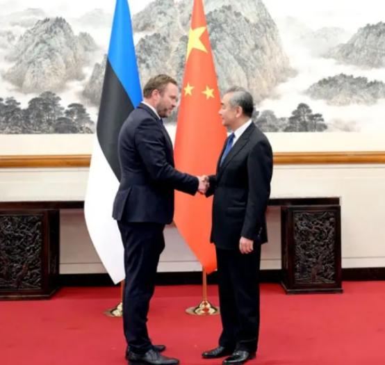 立陶宛总统瑙塞达后悔都来不及啦。爱沙尼亚外长查赫克纳访问中国，现在最难过的估计是