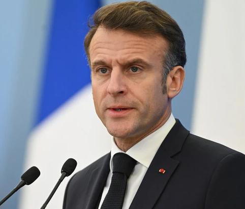 马克龙发了个誓，但这个誓言不够“聪明”。特朗普为了夺取格陵兰岛，选择对欧洲八国征