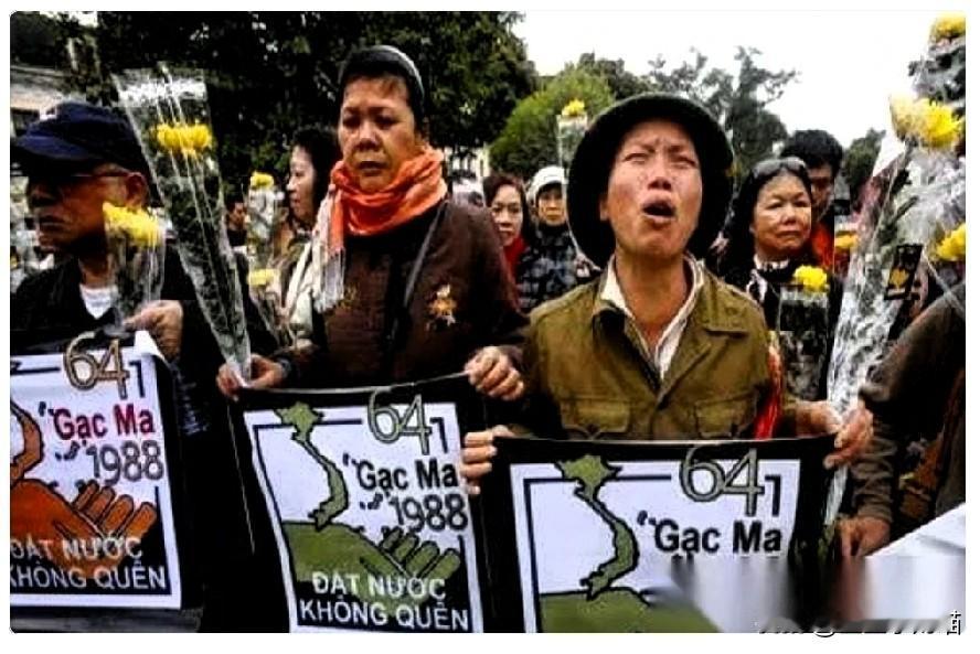 人家饭馆门口直接挂牌子：“不卖东西给中国人”。
我当时看到这照片，第一反应是，假