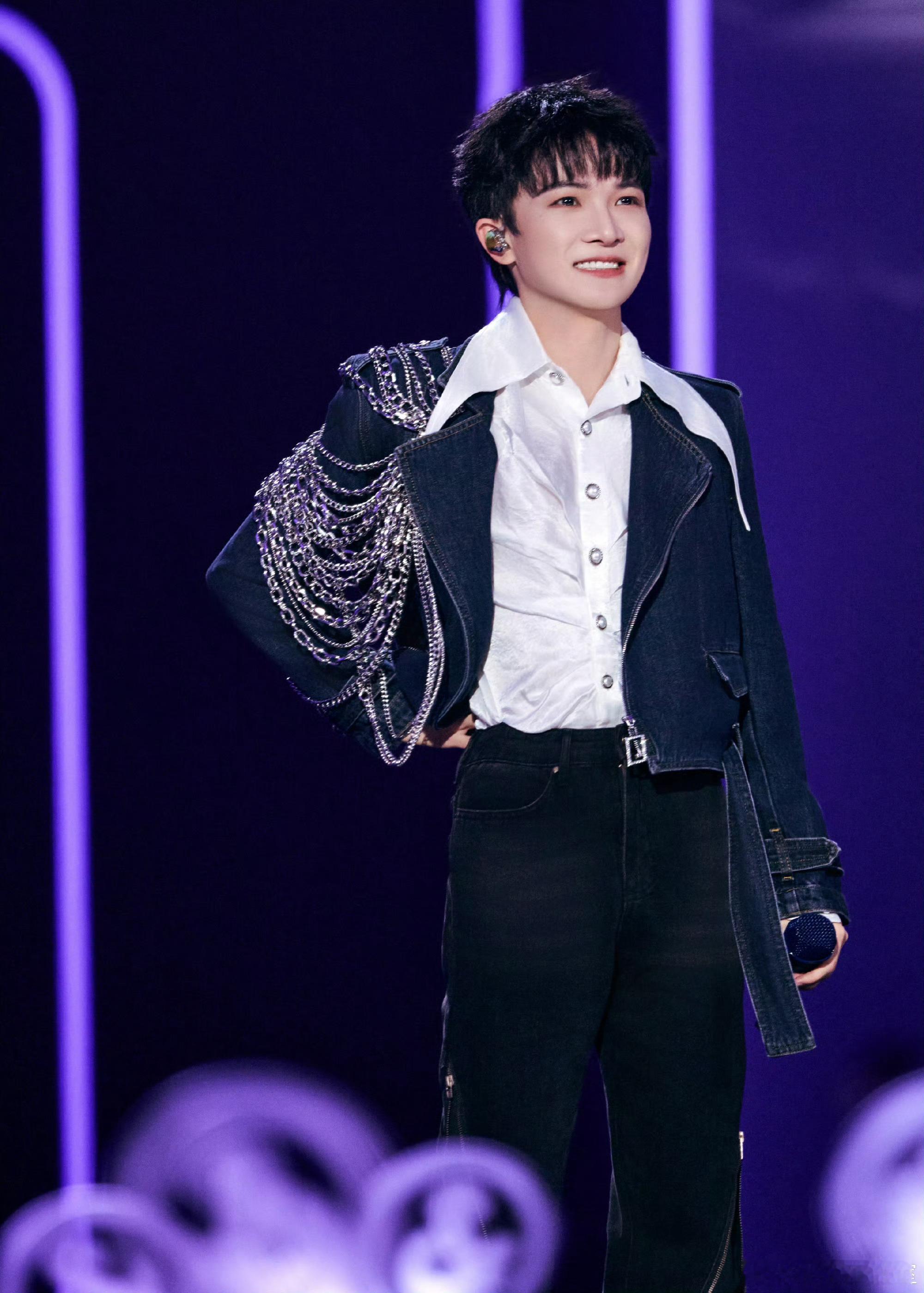 周深跨完你的跨你的  深深唱呀唱，生米看完你的看你的哈哈哈哈