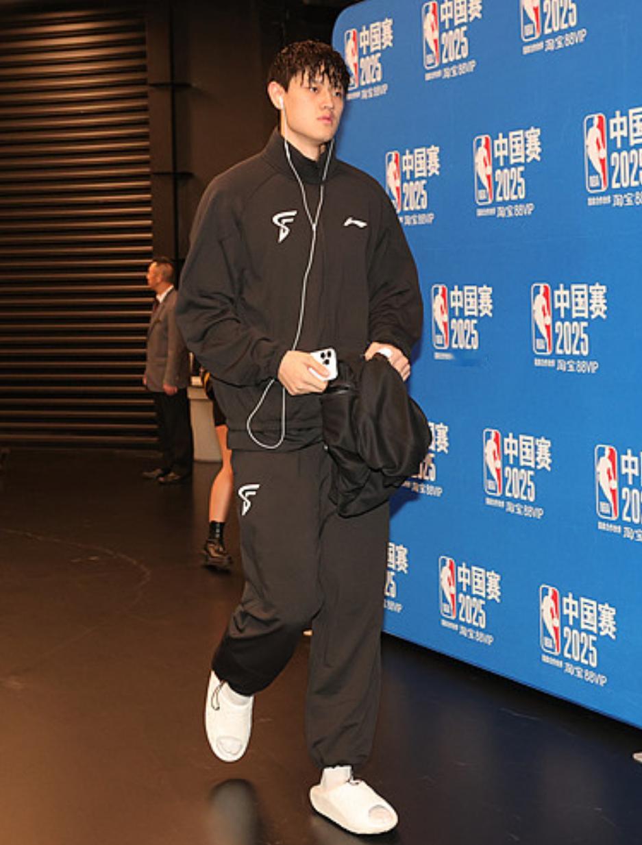 曾凡博NBA季前赛首秀NBA中国赛2025 NBA中国赛，曾凡博入场，今晚迎来首