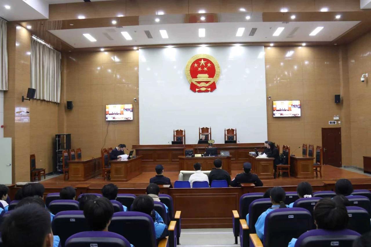 2025年10月30日上午，太湖县恺风职业技术学校组织150余名师生走进太湖县人