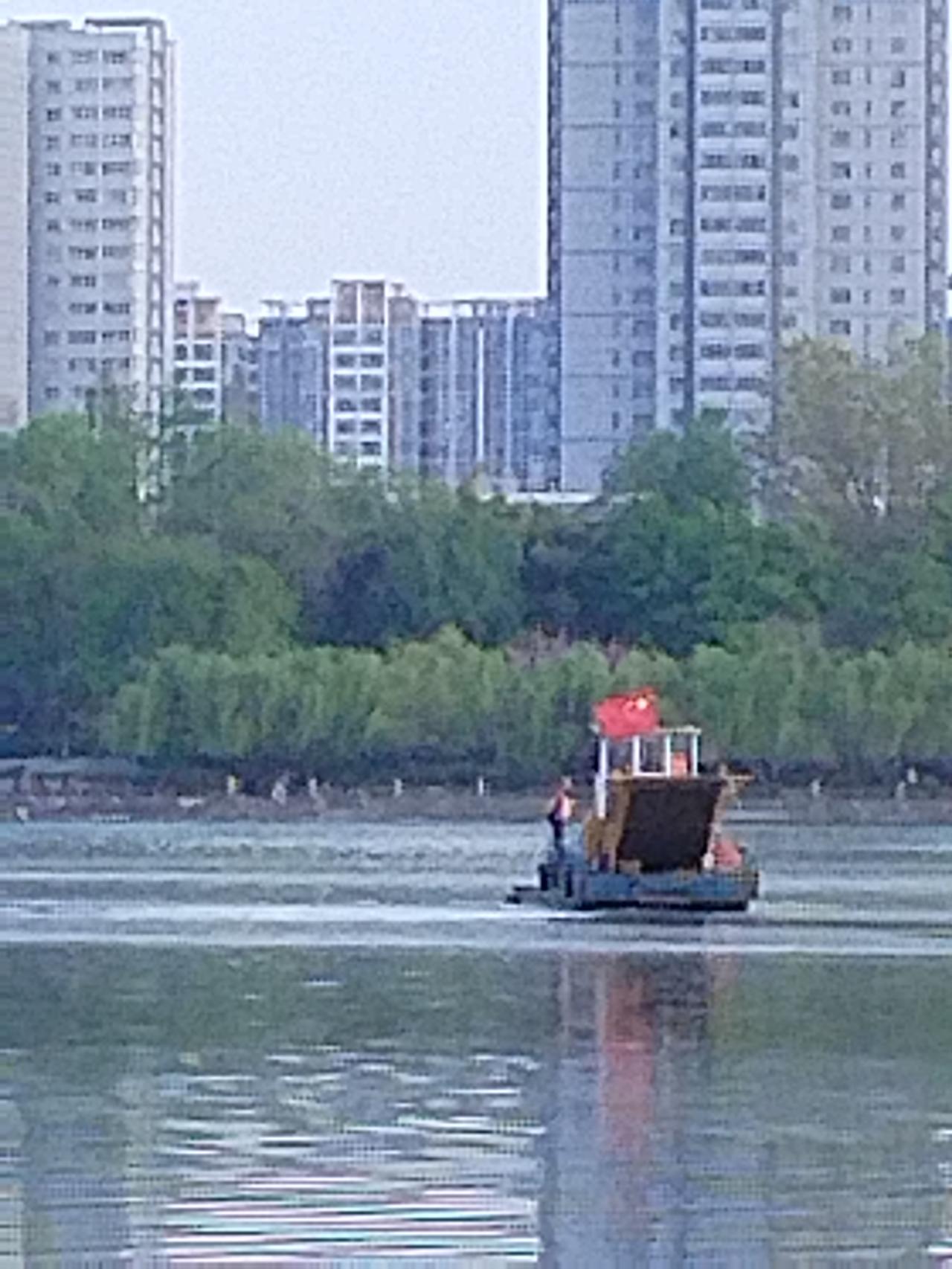 下联：探讨探讨且探讨，真心共话真心话。

解释：上联“研究研究再研究”强调反复深