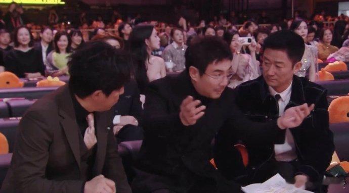 我申请和吴京坐一桌微博之夜这排座绝，吴京往那儿一坐，松弛感直接溢出屏幕。左右开聊