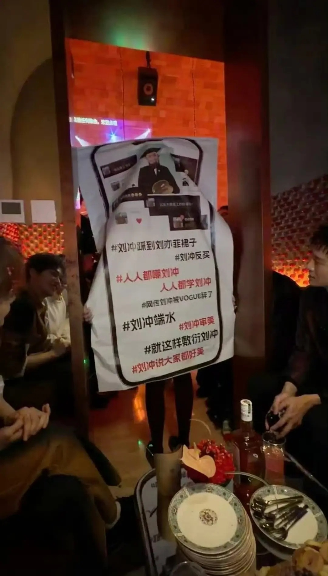 冲儿对梓梓挺好奇哈 一直挨着坐呢 