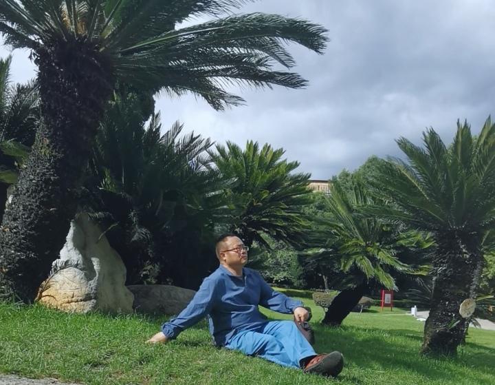 从无忧无虑的放牛娃，到如今的满头白发和皮肤松松垮垮，但为了碎银几两，每天还得在城