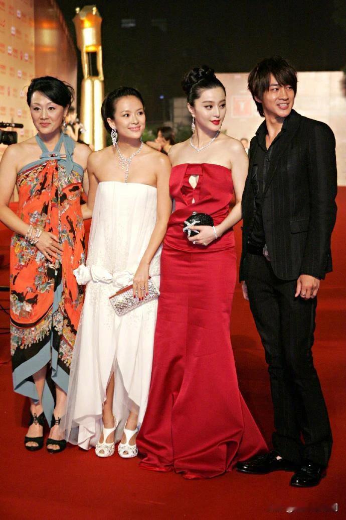 左边是演员王姬吗？虽然长的很有气质，但这个裙子真的一言难尽，
中间章子怡，发型没