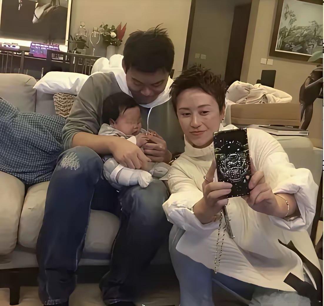 马丽老公也太年轻帅气了，看着比马丽小好多，颜值好养眼～ 