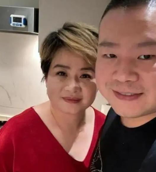 2010年，岳云鹏第一次去见郑敏的家里见她父母。他对着二老实诚的说道：我每个月工