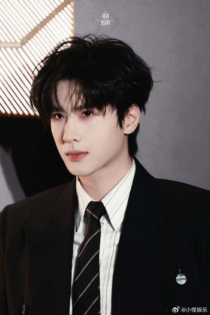 展轩西装亮相T风格论坛展轩的西装造型yyds！T风格论坛路透，挺拔身姿衬得西装质