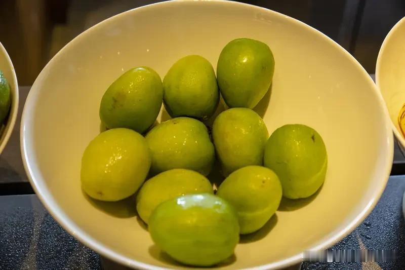 真心话茶局，听起来就很有故事感。就像那个海南提到的李子，看着颜色漂亮诱人，吃起来