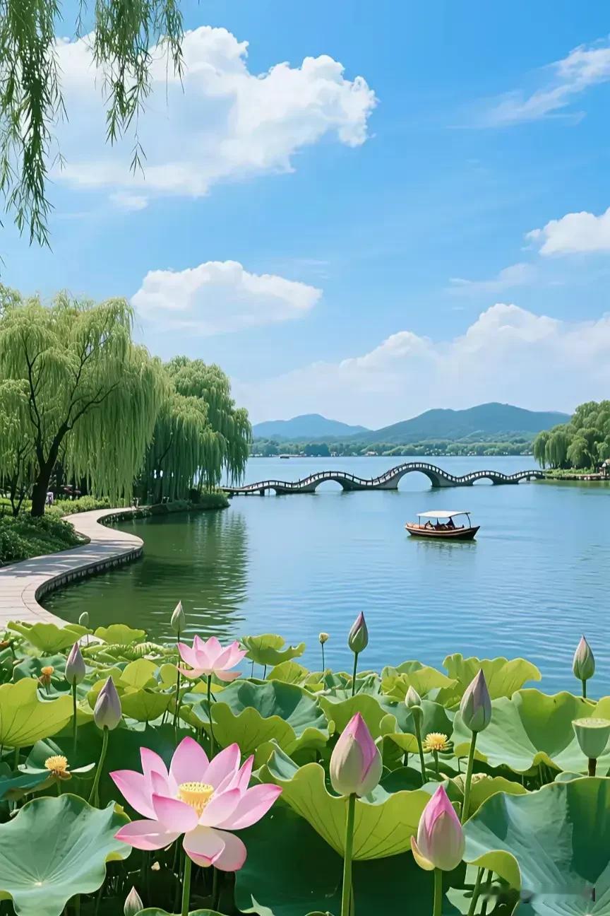 《望海潮·江城盛景》

长川萦郭，平芜连岸，
层楼叠倚云天。
烟堤翠柳，虹桥映水