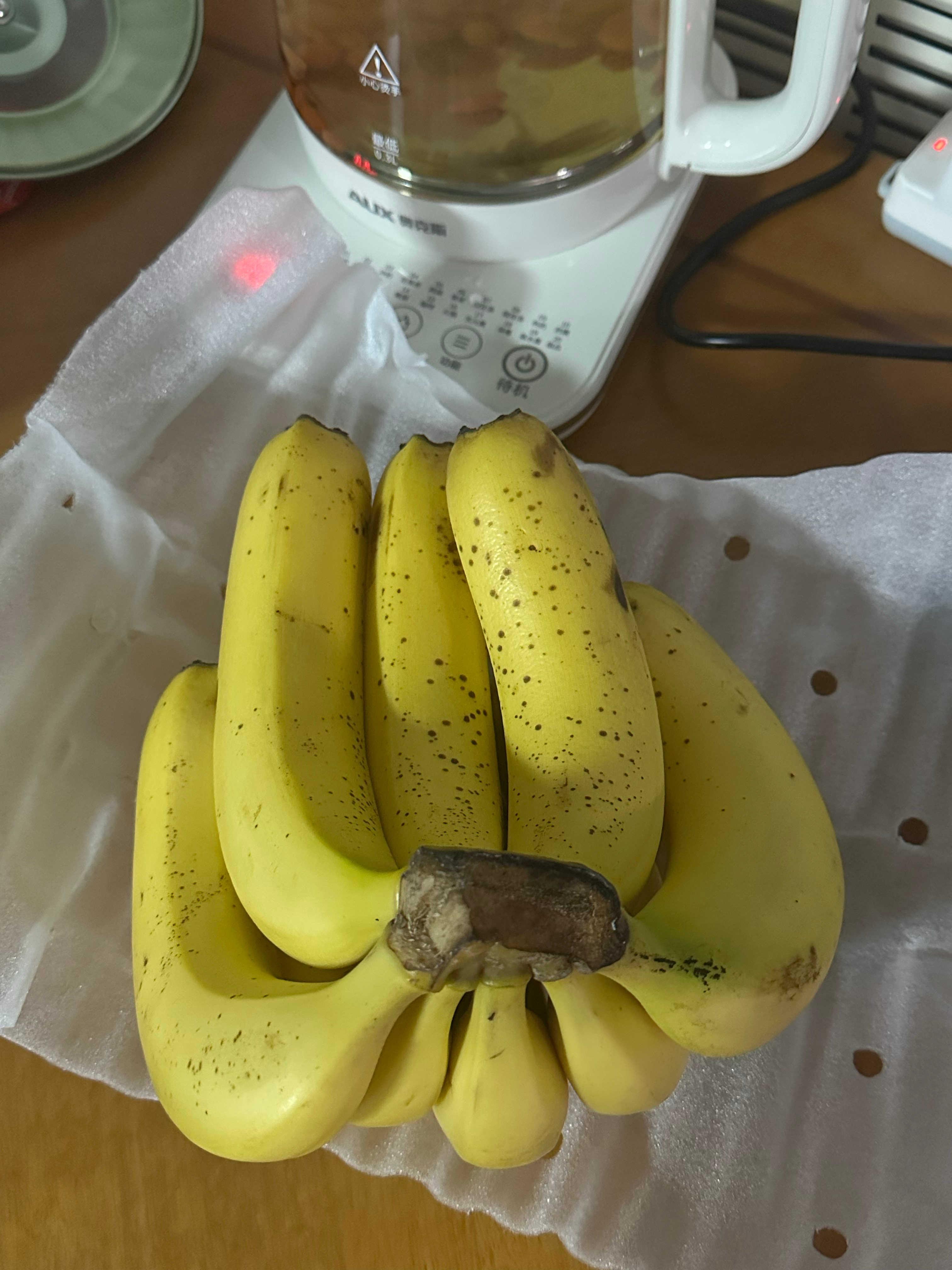 你别说 我买的这把香蕉还挺粗的小张嚼嚼嚼