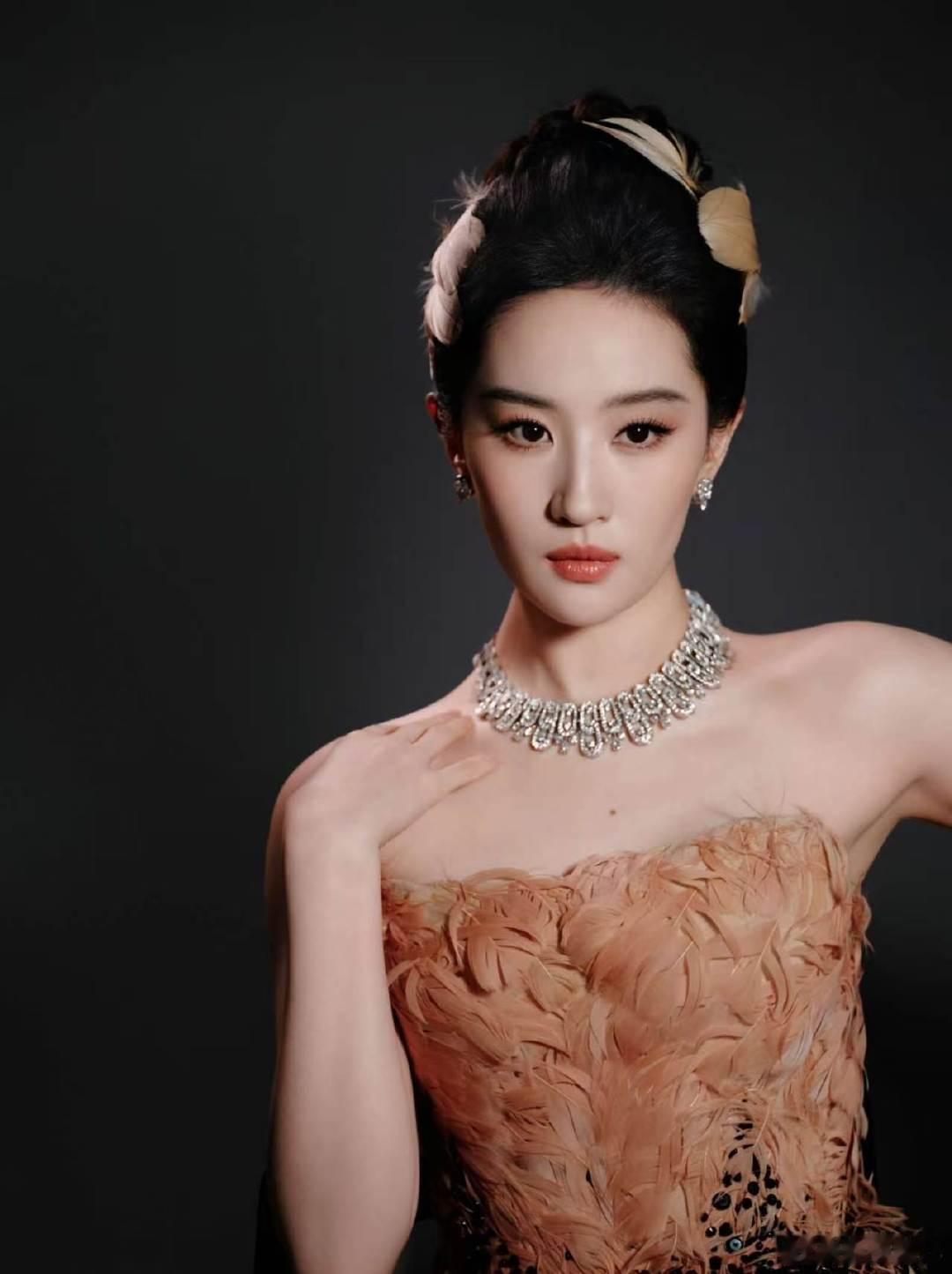 刘亦菲VOGUE红毯下沉口碑刘亦菲VOGUE红毯口碑 刘亦菲红毯的神！天仙有咖位