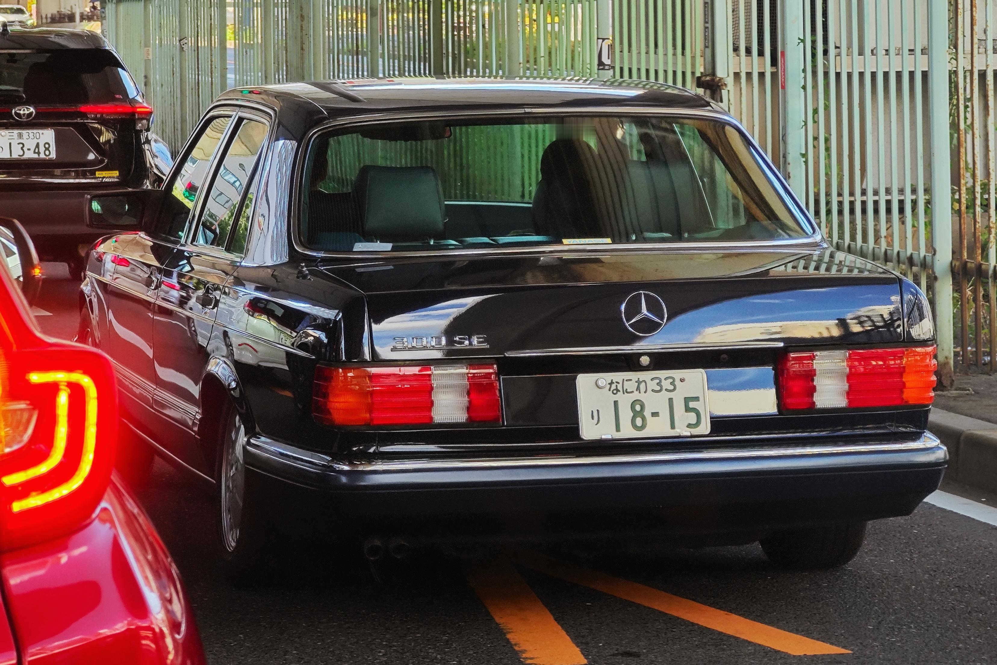 偶遇 W126 300SE。W126曾是国内路上最常见的奔驰S级，但由于岁月侵蚀