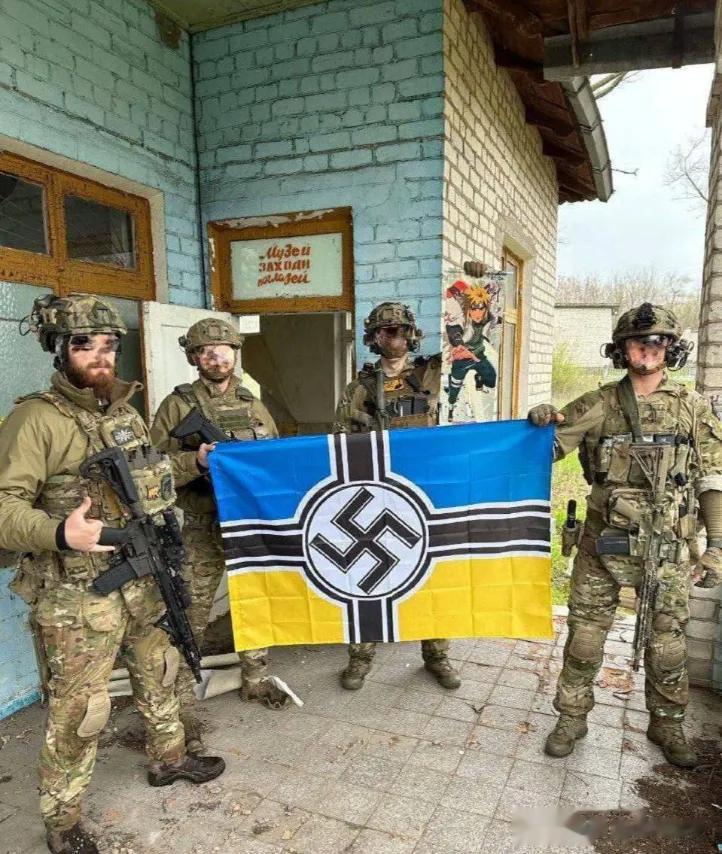 乌克兰特种兵部队第73海上作战中心的官兵，基本就是装都不装了，直接举起了乌克兰版