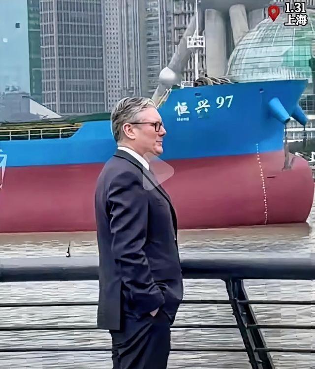 不知道是有意安排，还是巧合？英国首相斯塔默访问上海期间游览了上海黄浦江，斯塔默和