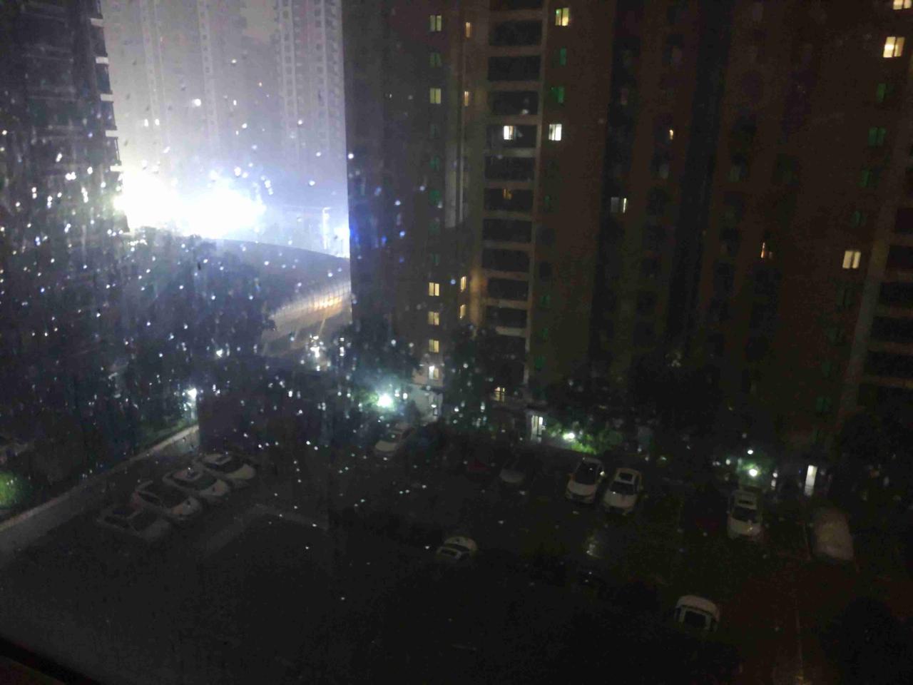 我的今日状态：😁轻松愉快
我这里的天气：大雨
西安正在下大雨，雨声让人难以入睡