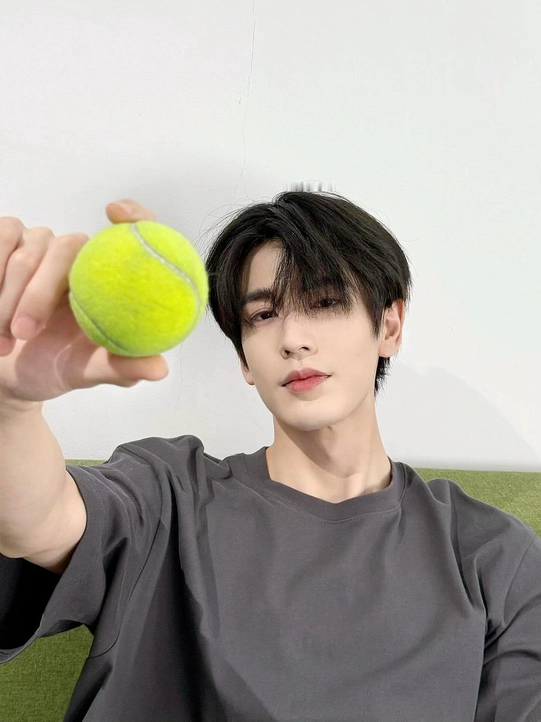 点击观看张凌赫最近营业碎片之我家男神欧巴帅得很多面吧🎾🧢[相爱][yeah]