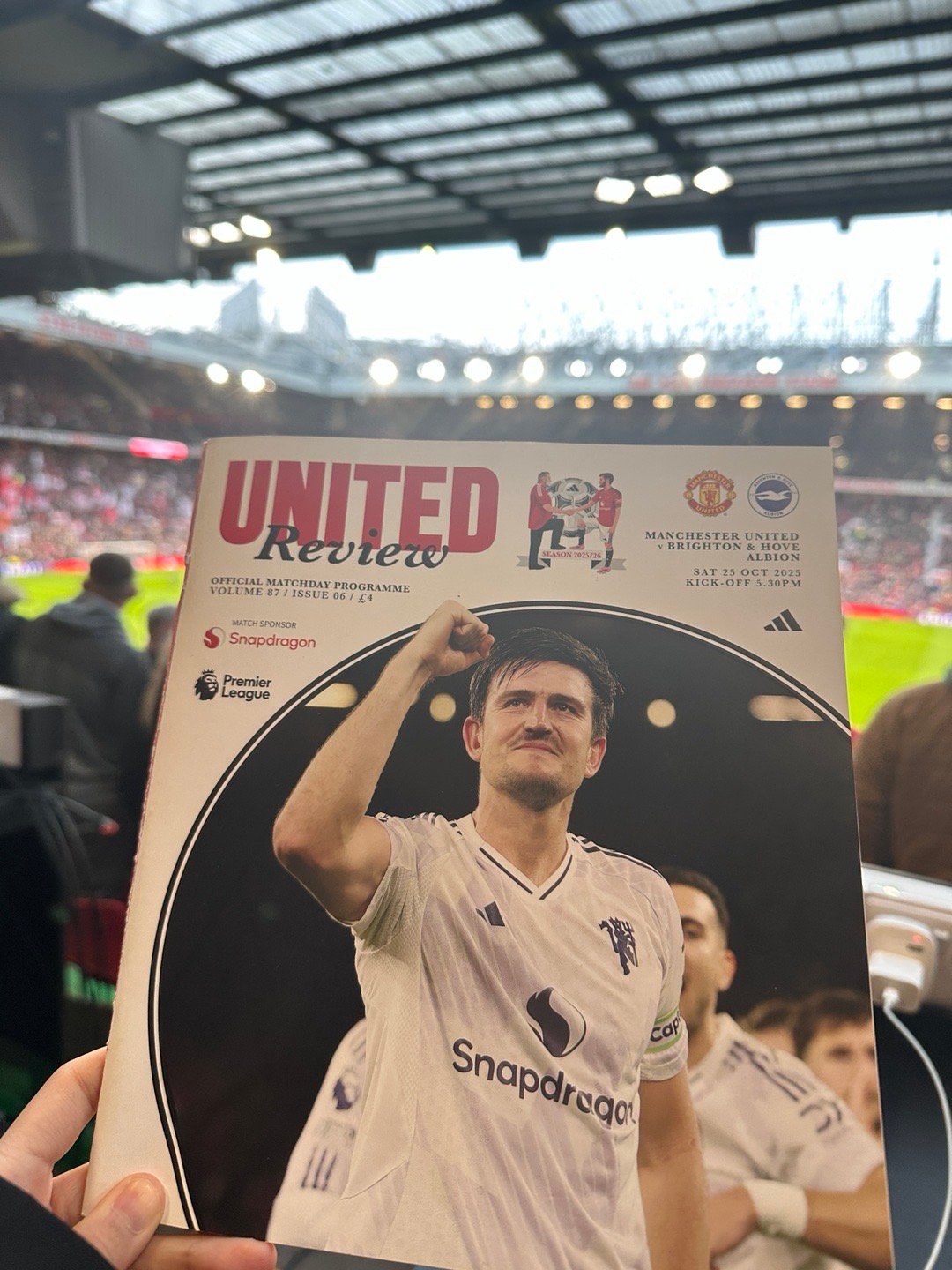 昨天场册的封面是马奎尔，其中送的海报是布鲁诺和拉门斯转➕关里送一本[坏笑] ​​