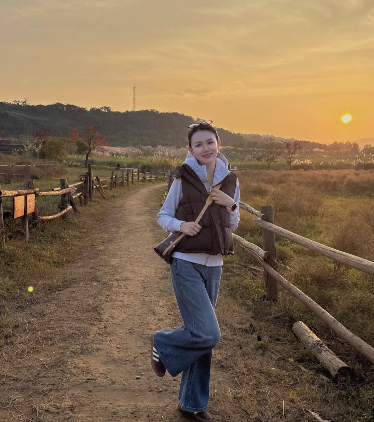 婆婆终于走了，在我家住了三个月。今天上午她另一个儿子把她接走了，来时还找不到她人