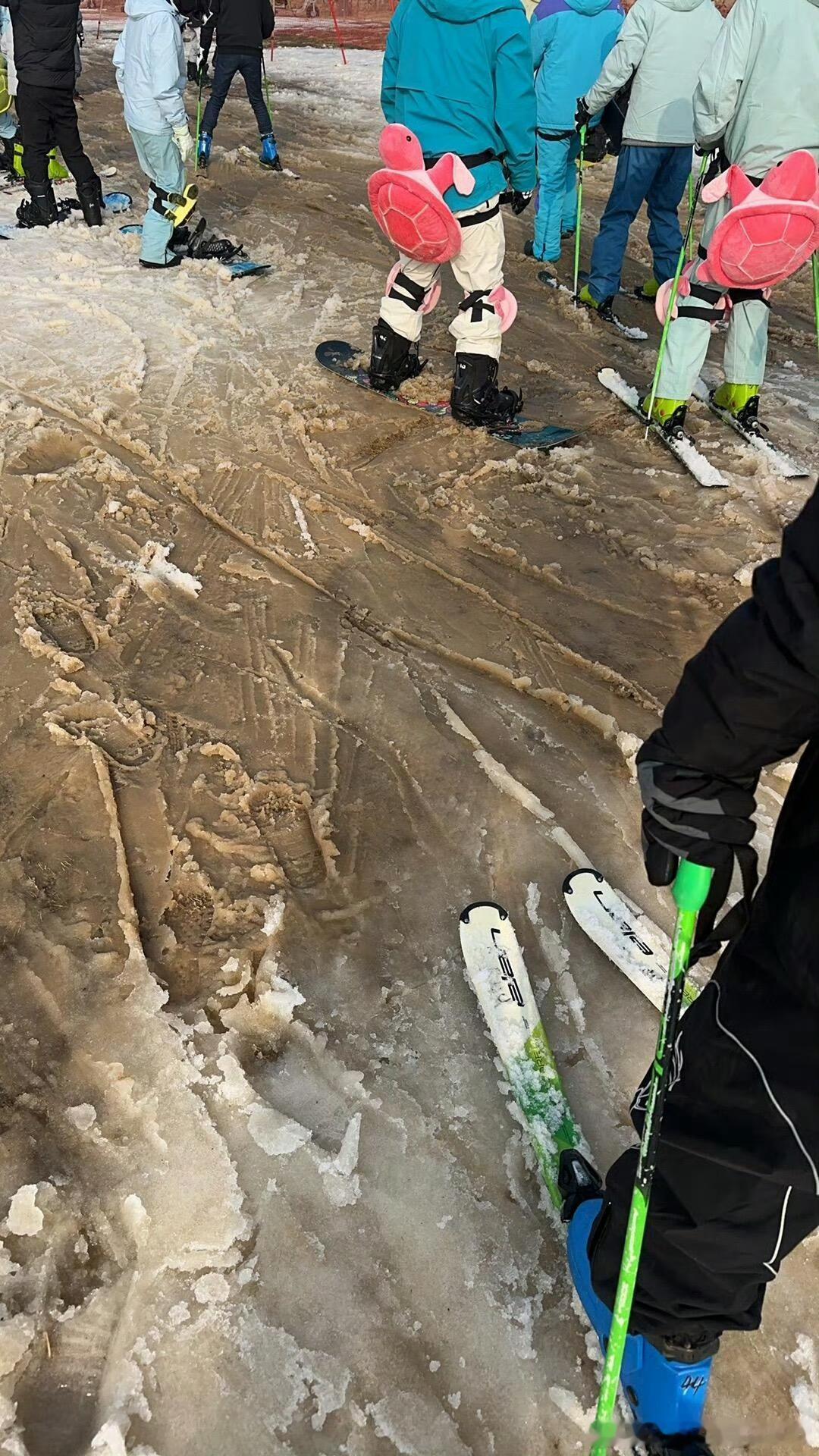 花几千在江浙沪滑雪的中产被坑哭了别啥事都扯到中产，是这帮人真特么傻。但凡有点脑子