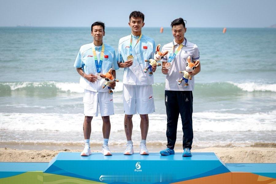 三亚亚沙会诞生首金，中国伉俪包揽男女游跑两金，演绎爱情的最美模样亚沙会赛场今日迎