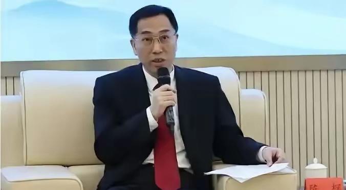 法学界陈枫再次建议，对入境我国的外籍留学生、商务务工签证人员落地入境时，必须统一