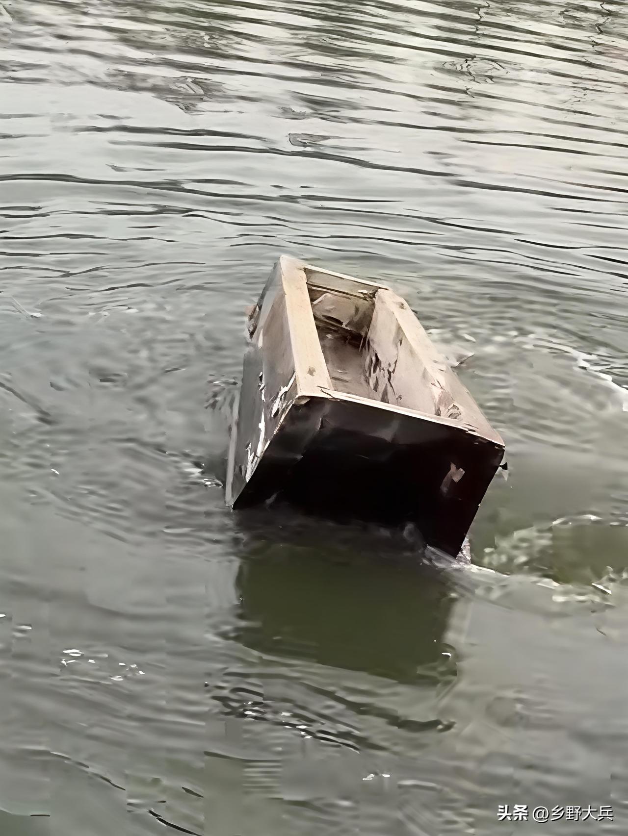 河水面上漂浮着一个大箱子，这个大箱子应该年代很久远了吧，传说有部分都是金丝楠木做