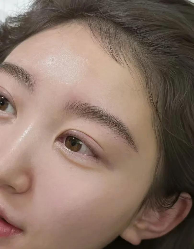 广州刚做的眉毛，咋样？
根根分明跟自己的毛发一样
同事都说看不出来是纹的野生眉 