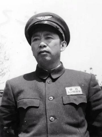 [微风]1952年，刘亚楼来毛主席办公室汇报空军一年的花费，毛主席大手一挥，说：