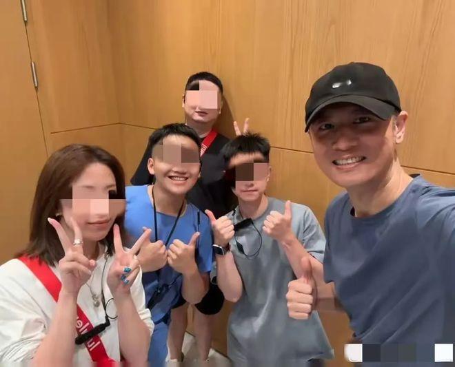 网友偶遇任重和孙骁骁在重庆小区牵手逛街，画面温馨引发网友热议。部分网友认为二人低
