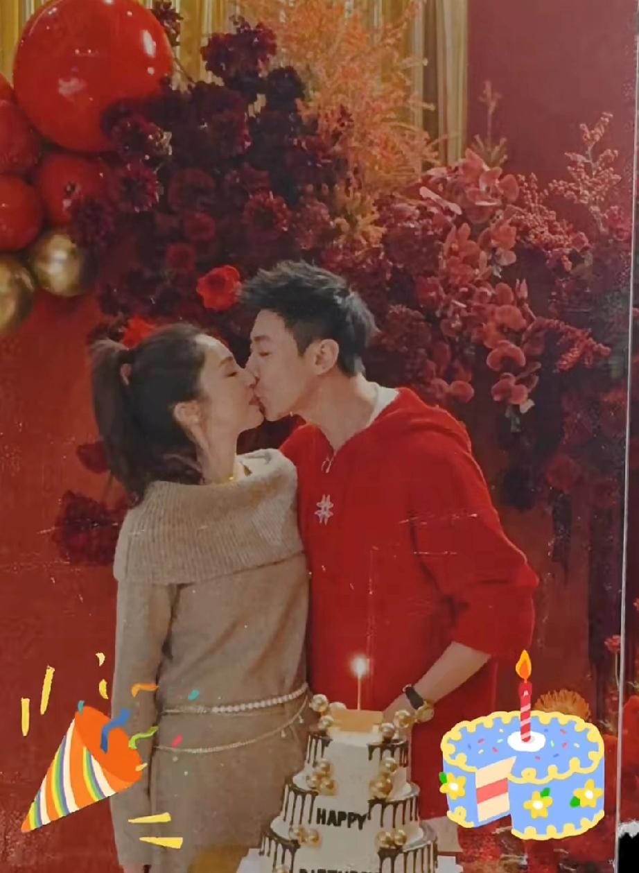 董璇在张维伊生日宴上献吻，两人现在还是挺甜蜜的，当众亲亲，这照片还是关悦晒出来的