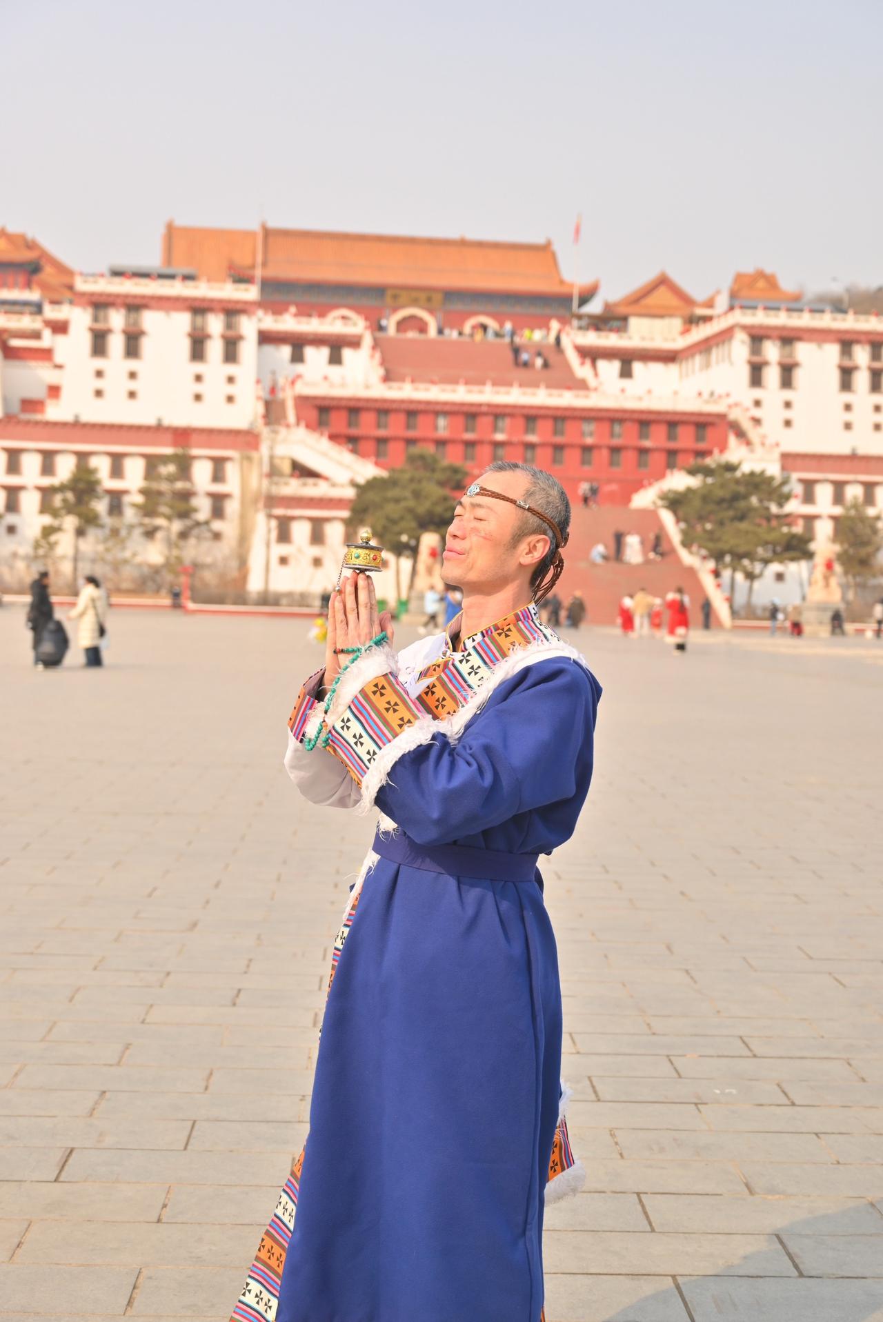 锦州小布达拉宫被旅拍
一，二是原图，三是精修
拍的很一般，没构图，没用光
画面不