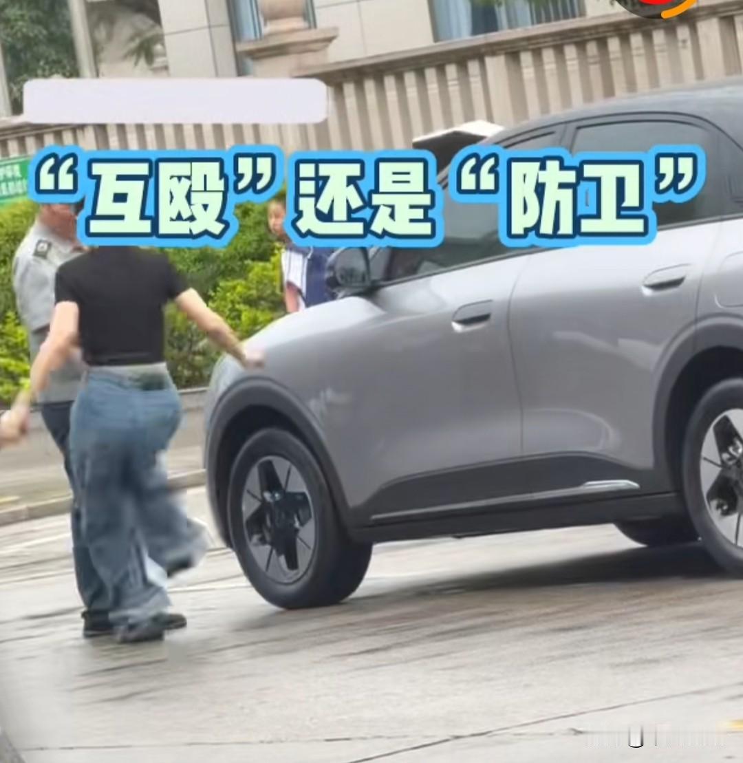 为什么大家都在讨论这件事？

福建一女子脚踹保安后被反手扇一耳光，看似再简单不过