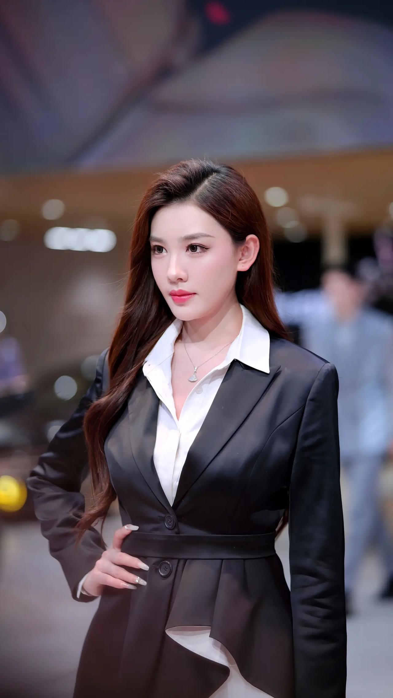 美女车模琳琳可太吸睛了！在深圳国际车展上，她就像一颗闪耀的星星。作为汽车偶像练习