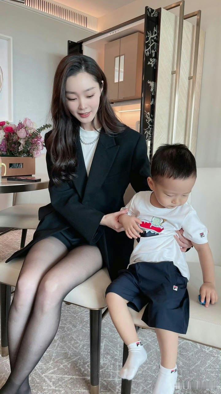 宋轶，我记得铁子最讨厌穿丝袜了 ​​​