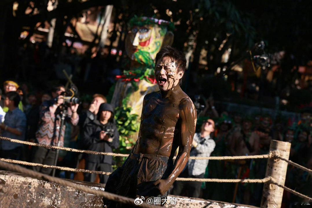 邓超用黑泥洗澡邓超晒黑泥洗澡照 哈哈哈哈哈不知道的还以为，邓超这是找到了什么邪修