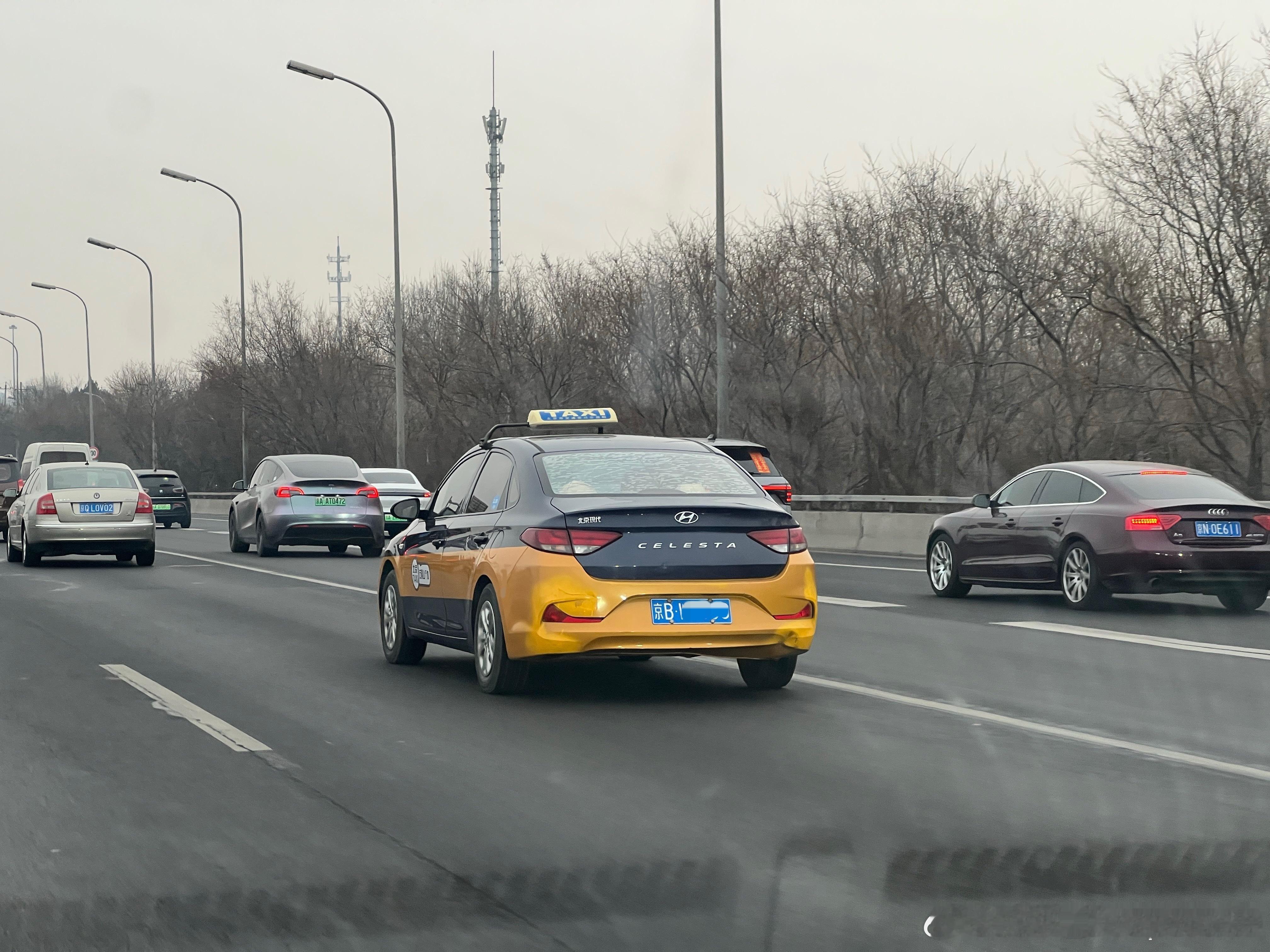 这绝对算是北京出租车最后的倔强了。内燃机加个体户。 北京