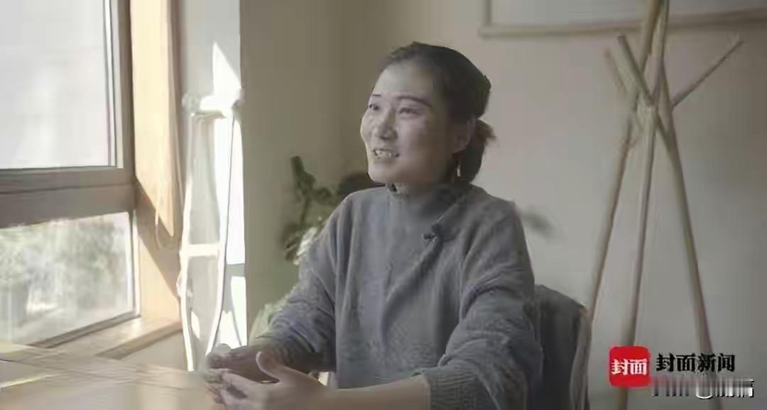 9月25日，王暖暖身着素衣，在工作人员的搀扶下出现在记者面前，在此之前，她因为焦
