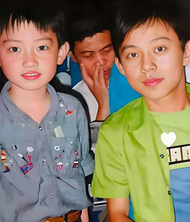 28年前飞机上何炅弯腰合影，6岁男孩今成顶流，他仍未老