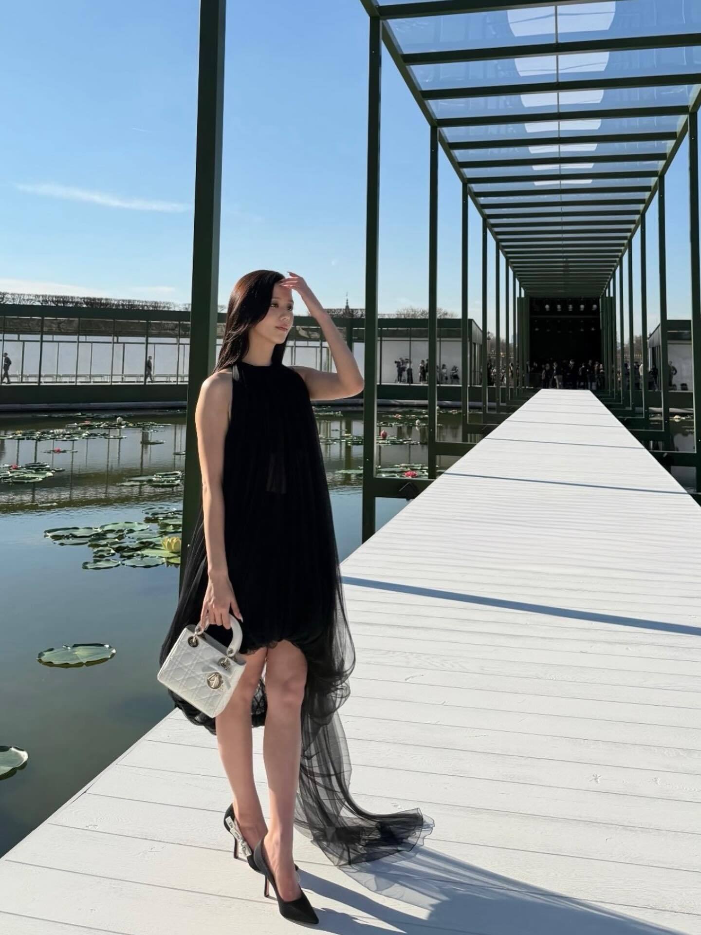 金智秀 x Dior美神降临，黑纱裙摆在莲花池边更显飘逸迷人时装周巴黎时装周Di